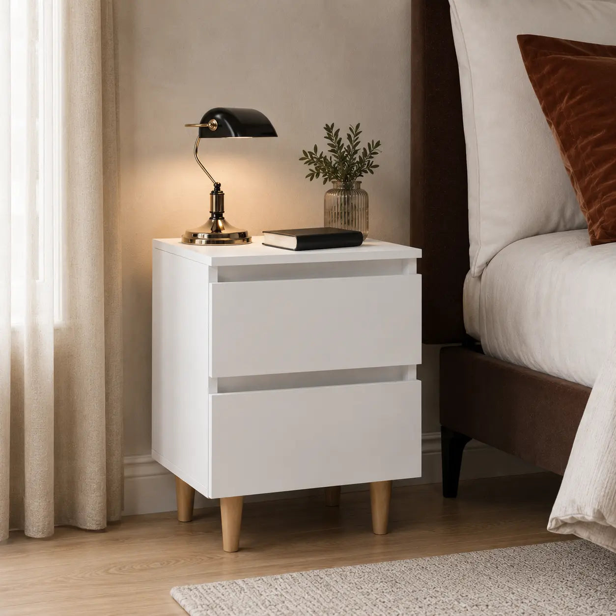 Table de chevet scandinave blanche en bois Image