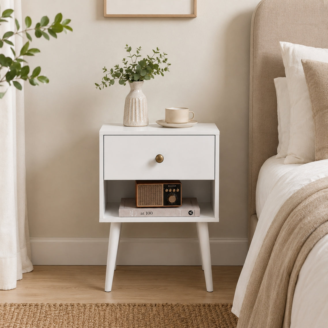 Table de chevet scandinave en bois massif blanc