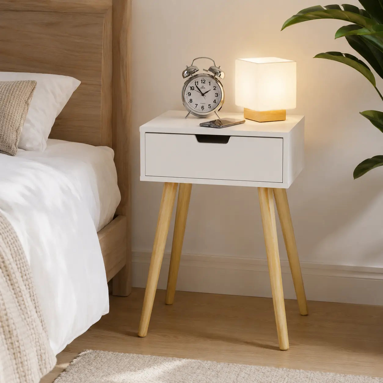 Table de chevet scandinave haute en bois blanc